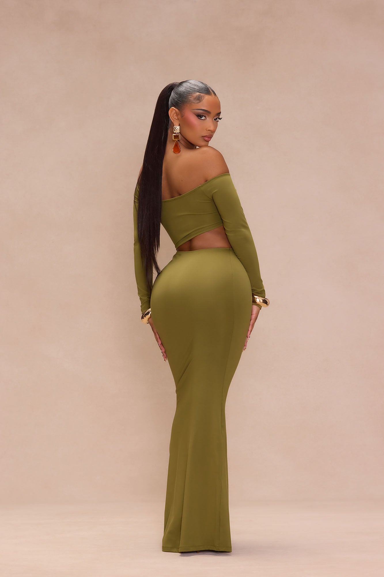 https://cdn.shopify.com/s/files/1/0293/9277/files/04-10-24_Formal-Collection_16_KCTD3090809_Olive_KT_MR_10-32-11_0405_BH_WG_MH.jpg?v=1737657162